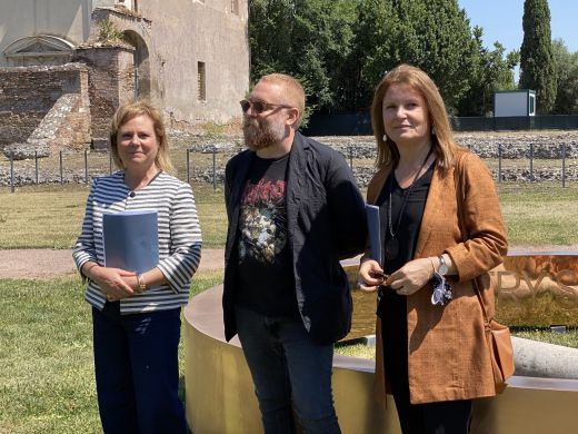 Alfonsina Russo(Direktor des Kolosseumparks), Francesco Arena und Margherita Guccione (General Direktor )